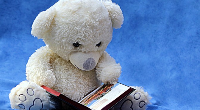 本を読むクマ